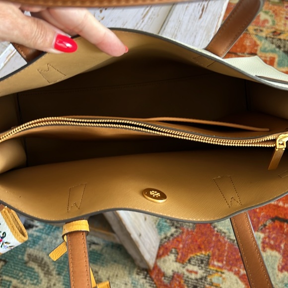 Tory Burch Emerson Bucket Bag. Color Ivorry. Condition is like New. - Picture 6 of 8